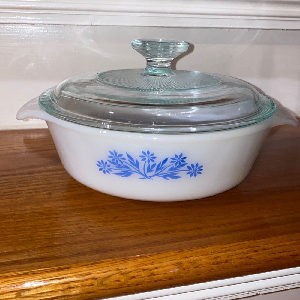 VINTAGE Anchor Hocking dish with lid